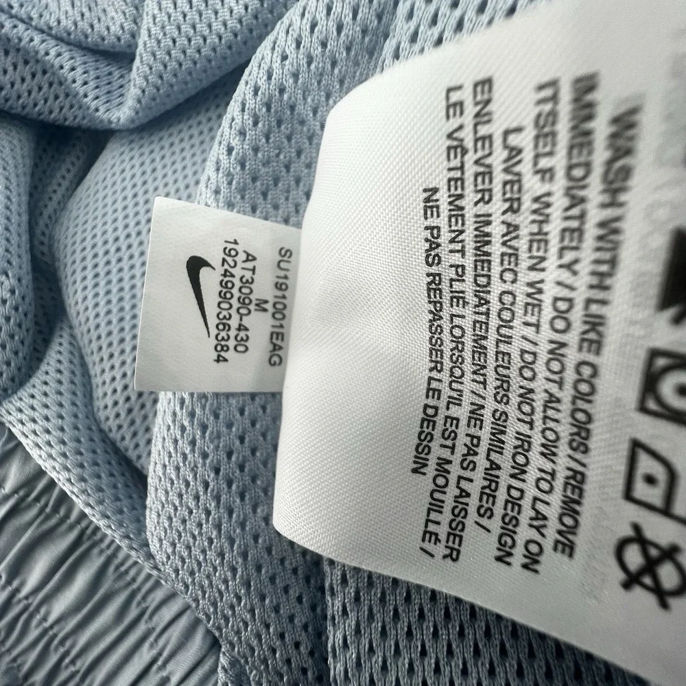 Nike SB Men's M Light Blue Skateboard Shorts Elastic Waist Mesh Lined Streetwear